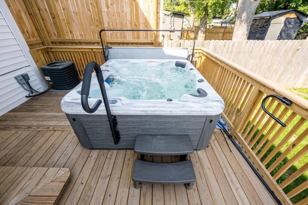 Вилла Fun For Everyone W Hot Tub Bbq Patio Индианаполис Экстерьер фото